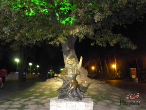 Кот-баюн на набережной города Геленджик Кот-баюн на набережной города Геленджик