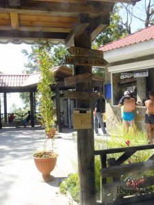 Столб-указатель на горе Олимп в Геленджике