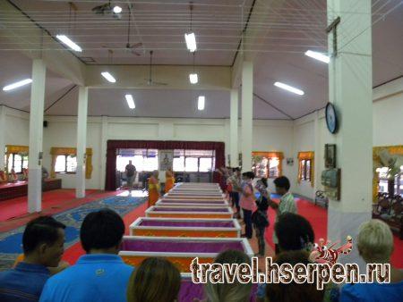 Фото дня: Похороны неудачи в тайском буддийском храме Фото дня: Похороны неудачи в тайском буддийском храме