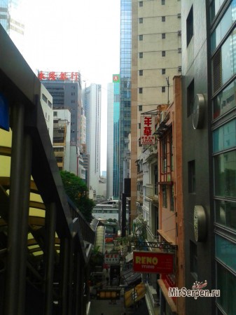 Уличный эскалатор в Гонконге Уличный эскалатор в Гонконге