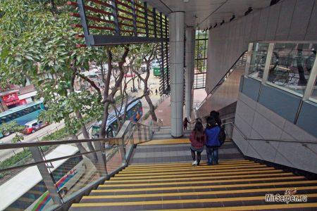 Уличный эскалатор в Гонконге Уличный эскалатор в Гонконге