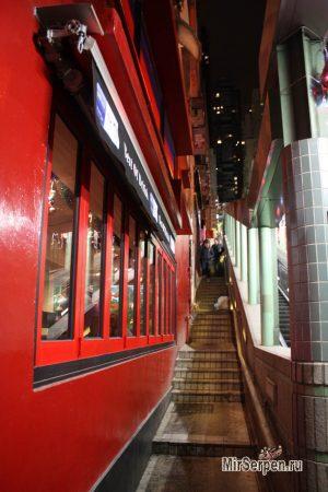 Уличный эскалатор в Гонконге Уличный эскалатор в Гонконге