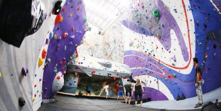 Школа скалолазания в центре Бангкока