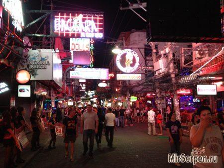 В Паттайе сошли на берег веселые матросы...