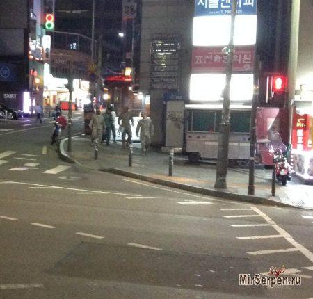 Американские военные в районе Итэвон Американские военные в районе Итэвон