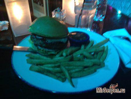 Мегагамбургер в кафе Hard Rock Pattaya Мегагамбургер в кафе Hard Rock Pattaya