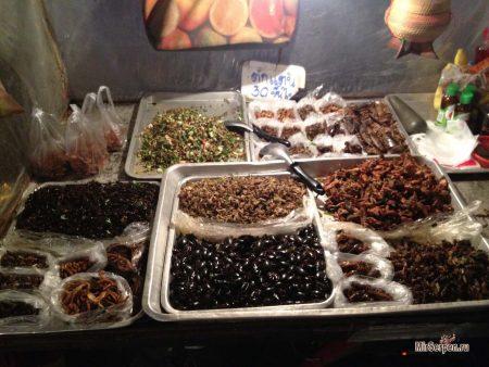 Жареные насекомые на улице Khao San в Бангкоке