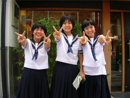 Знак "V" по-японски Знак "V" по-японски