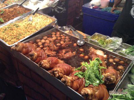 Фудкорт возле ТЦ Central World, Бангкок Фудкорт возле ТЦ Central World, Бангкок