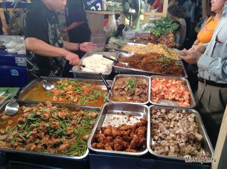 Фудкорт возле ТЦ Central World, Бангкок Фудкорт возле ТЦ Central World, Бангкок