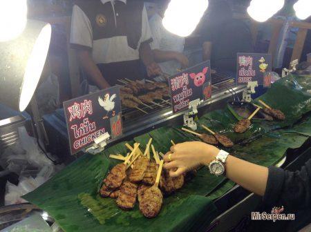 Фудкорт возле ТЦ Central World, Бангкок Фудкорт возле ТЦ Central World, Бангкок