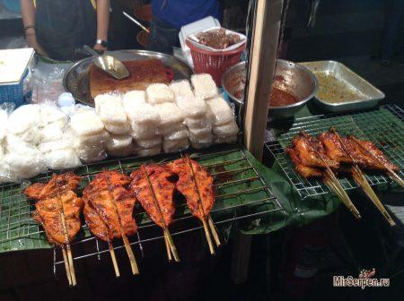 Фудкорт возле ТЦ Central World, Бангкок Фудкорт возле ТЦ Central World, Бангкок