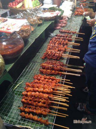 Фудкорт возле ТЦ Central World, Бангкок Фудкорт возле ТЦ Central World, Бангкок