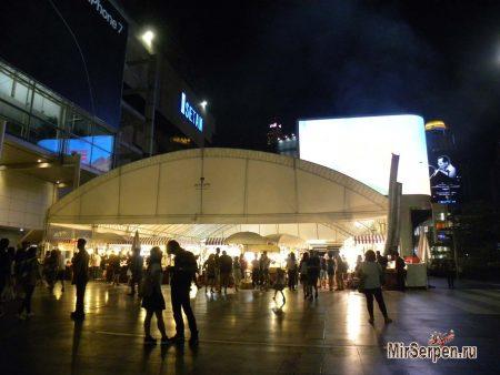 Фудкорт возле ТЦ Central World, Бангкок Фудкорт возле ТЦ Central World, Бангкок