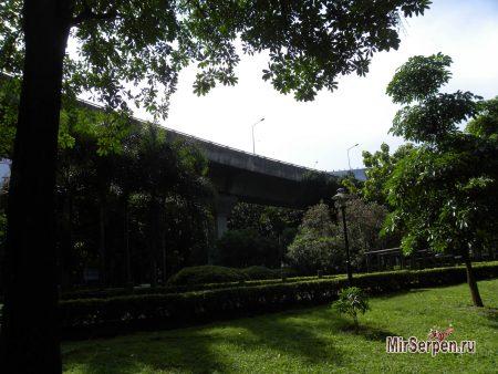 Нетуристический Бангкок: жизнь под хайвеем Нетуристический Бангкок: жизнь под хайвеем