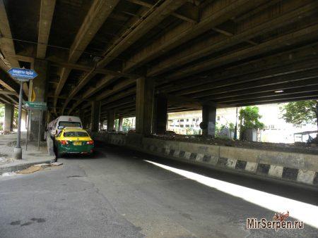 Нетуристический Бангкок: жизнь под хайвеем Нетуристический Бангкок: жизнь под хайвеем
