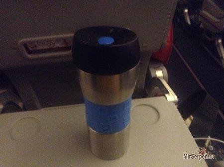 Термос с кофе в самолете Термос с кофе в самолете