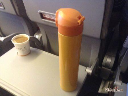 Термос с кофе в самолете Термос с кофе в самолете