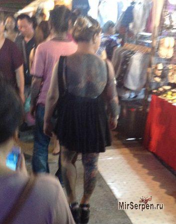 Тайская девушка с татуировкой дракона