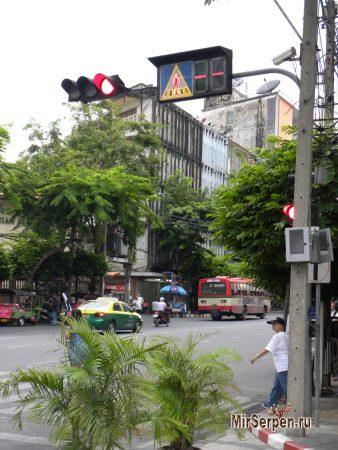 Для кого горят светофоры на улицах Таиланда