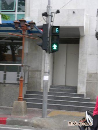 Для кого горят светофоры на улицах Таиланда