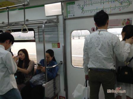 Положить зубы и вещи на полку в метро Сеула Положить зубы и вещи на полку в метро Сеула