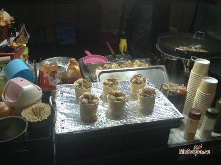 Вечерний стрит-фуд в районе Мёндон, Сеул Вечерний стрит-фуд в районе Мёндон, Сеул