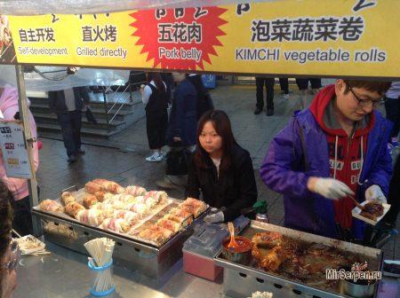 Вечерний стрит-фуд в районе Мёндон, Сеул Вечерний стрит-фуд в районе Мёндон, Сеул