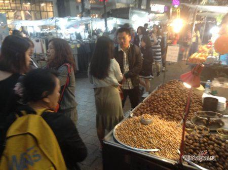 Вечерний стрит-фуд в районе Мёндон, Сеул Вечерний стрит-фуд в районе Мёндон, Сеул