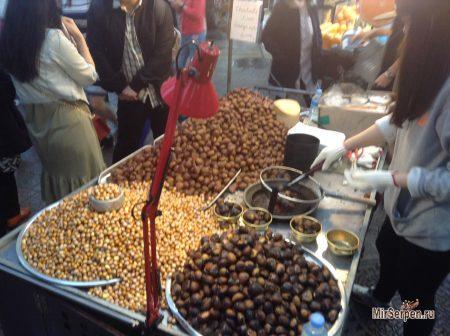 Вечерний стрит-фуд в районе Мёндон, Сеул Вечерний стрит-фуд в районе Мёндон, Сеул