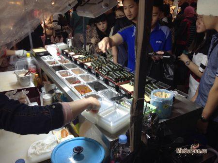 Вечерний стрит-фуд в районе Мёндон, Сеул Вечерний стрит-фуд в районе Мёндон, Сеул