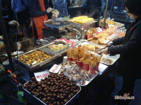 Вечерний стрит-фуд в районе Мёндон, Сеул Вечерний стрит-фуд в районе Мёндон, Сеул