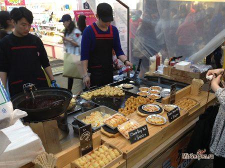 Вечерний стрит-фуд в районе Мёндон, Сеул Вечерний стрит-фуд в районе Мёндон, Сеул