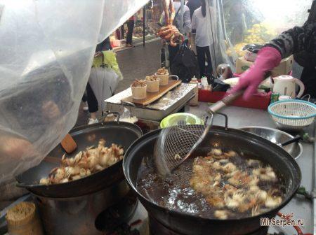 Вечерний стрит-фуд в районе Мёндон, Сеул Вечерний стрит-фуд в районе Мёндон, Сеул