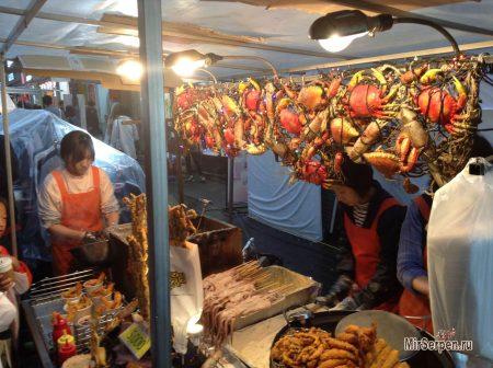 Вечерний стрит-фуд в районе Мёндон, Сеул Вечерний стрит-фуд в районе Мёндон, Сеул