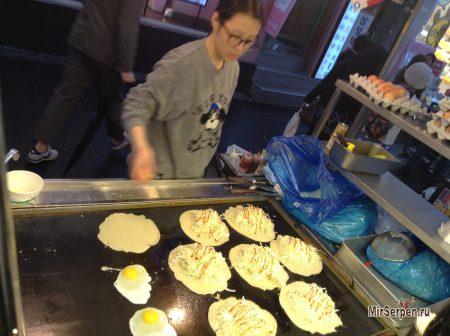 Вечерний стрит-фуд в районе Мёндон, Сеул Вечерний стрит-фуд в районе Мёндон, Сеул