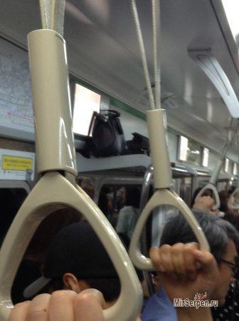 Положить зубы и вещи на полку в метро Сеула Положить зубы и вещи на полку в метро Сеула