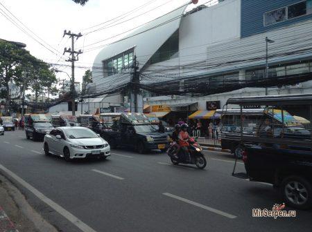 Для кого горят светофоры на улицах Таиланда