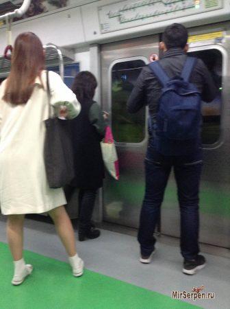 Куда бегут люди в метро Сеула? Куда бегут люди в метро Сеула?